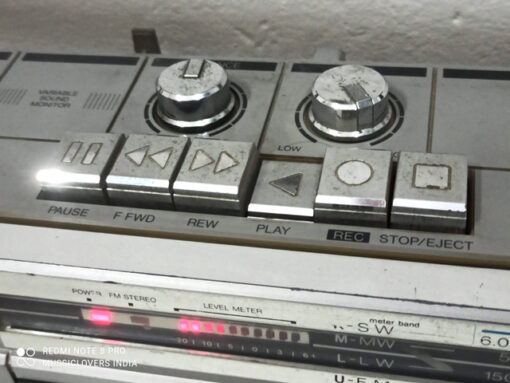 SHARP JAPAN GF-450  4 BAND VINTAGE RADIO AND CASSETTE RECORDER - Image 3